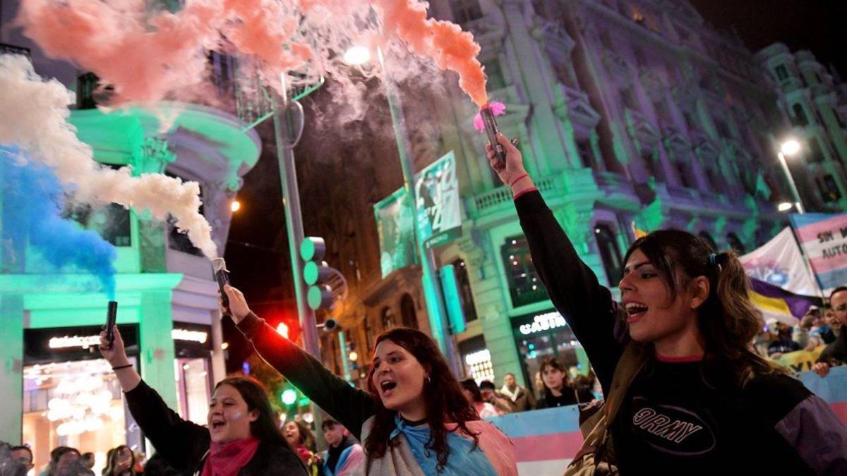 Para la plataforma, las intenciones del PSOE “perjudican” a las personas trans