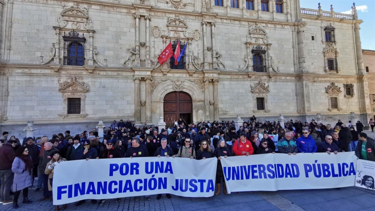 Alumnos y personal del centro piden una "financiación justa"