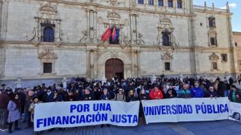 Alumnos y personal del centro piden una "financiación justa"