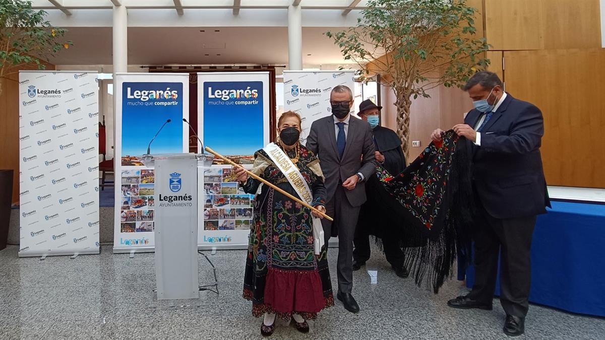 El vicealcalde de la ciudad, Enrique Morago, le entregó al bastón de mando a esta socia de la Casa de Salamanca