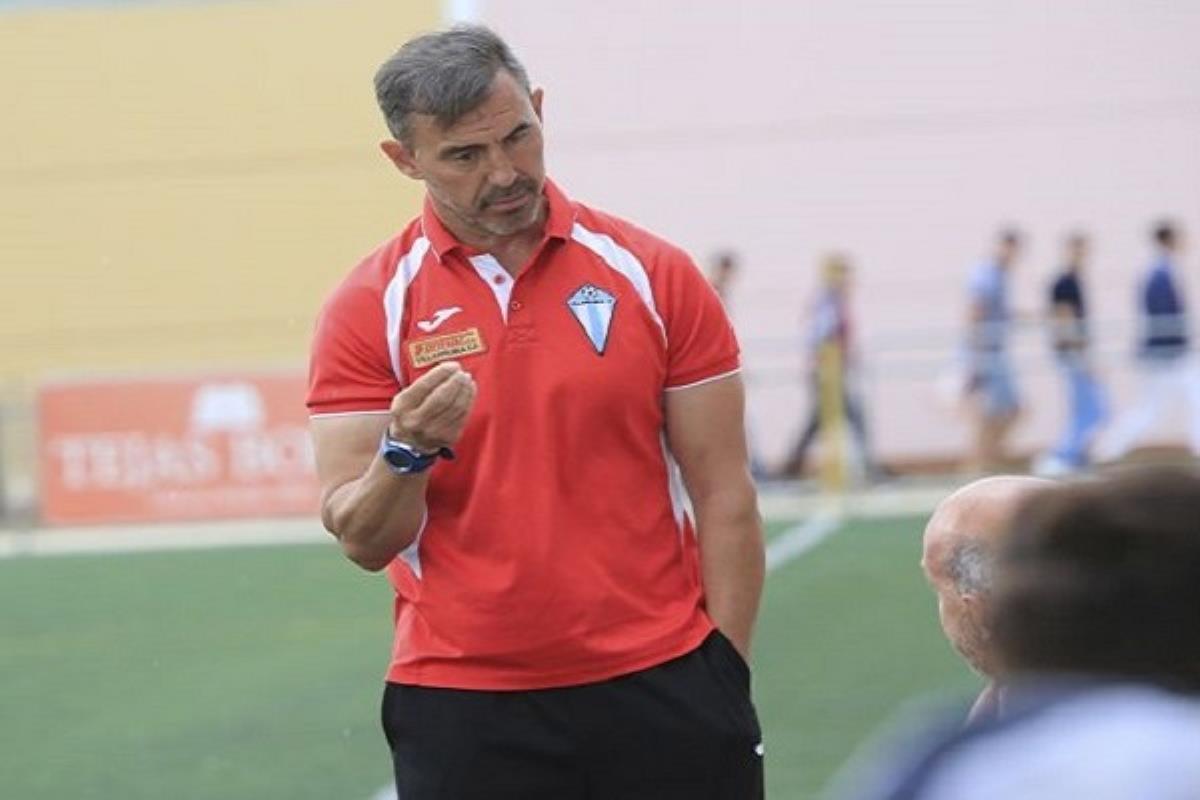 Manuel Alfaro, (Alcalá, 1971) Un deportista hecho en Alcalá que, de pronto, un día voló desde la Ciudad deportiva de El Val para jugar junto a Paolo Futre o Schuster en el Atlético de Madrid.