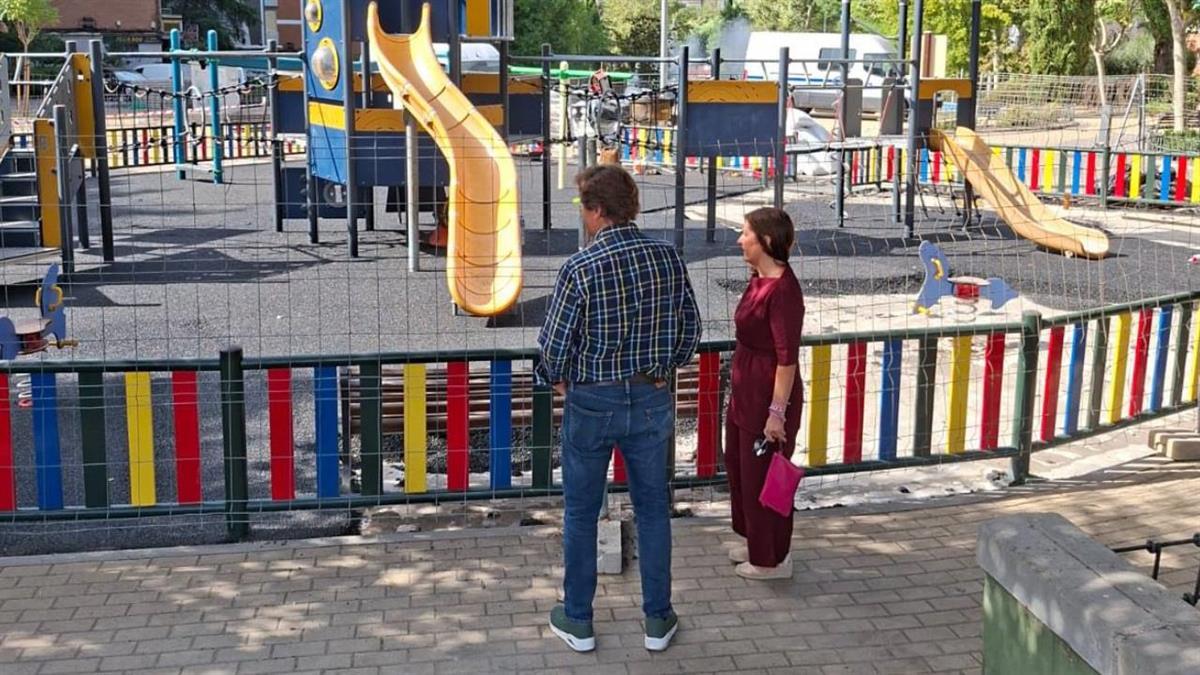 Se están sustituyendo suelos de caucho, arreglando juegos y limpiando areneros, entre otros trabajos