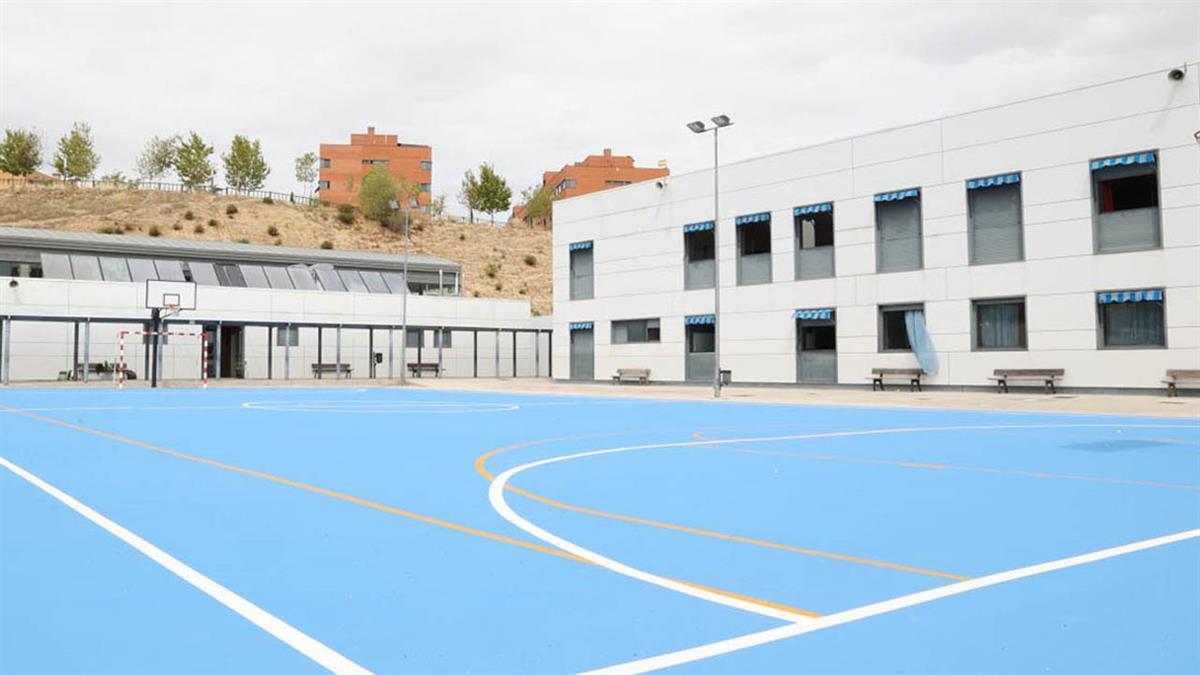 Entre otros, se registra la reparación en las pistas deportivas, pintura en aulas y pasillos y el incremento del número de aseos