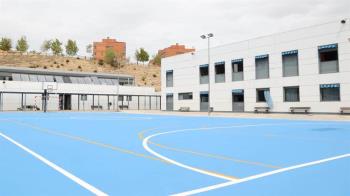 Entre otros, se registra la reparación en las pistas deportivas, pintura en aulas y pasillos y el incremento del número de aseos