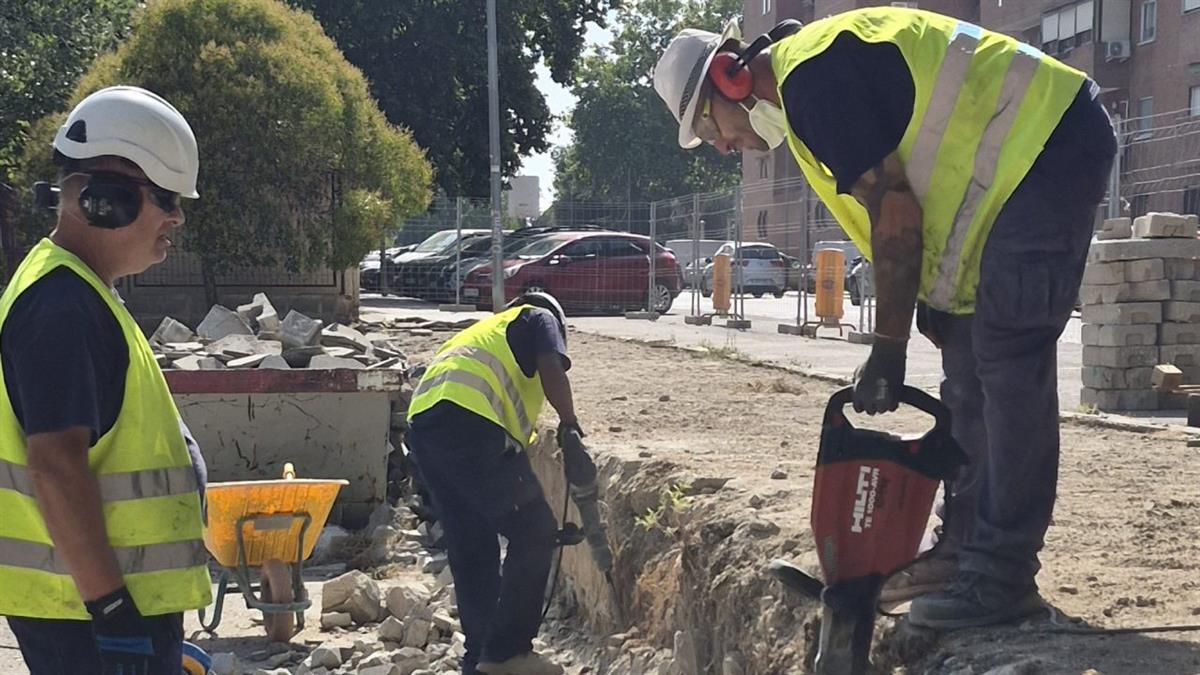 El Ayuntamiento rehabilita el muro de contención del CEIP Federico García Lorca