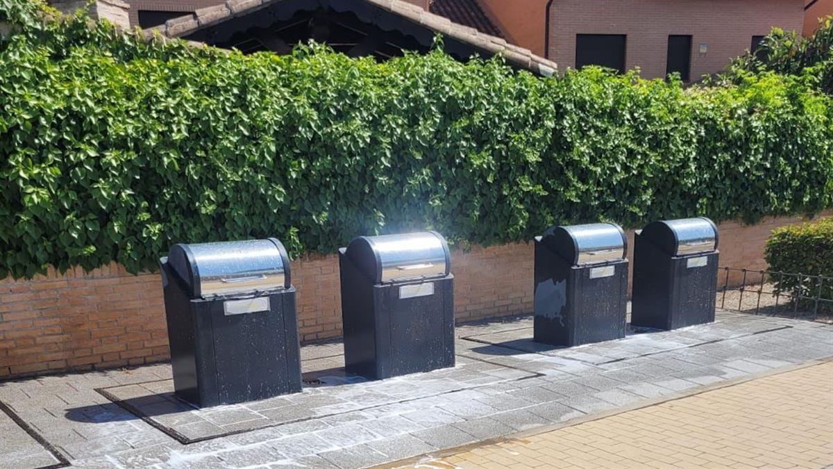 Durante estos días los operarios están realizando una campaña de limpieza intensiva de contenedores soterrados y bancos de piedra del municipio