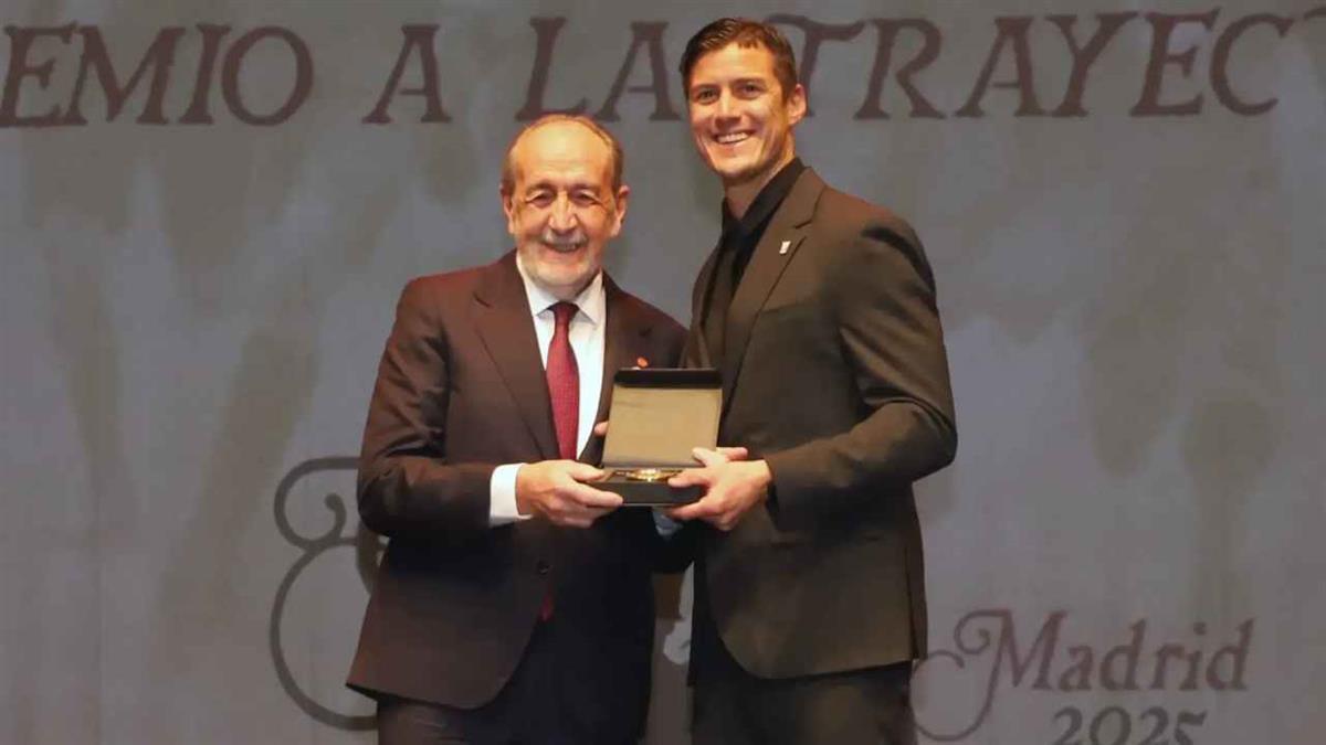El exjugador recibió el galardón “Premio a la Trayectoria” por su carrera en el fútbol madrileño