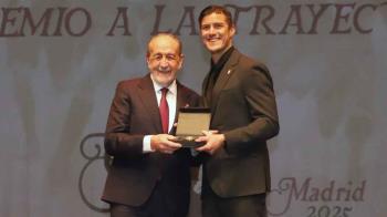 El exjugador recibió el galardón “Premio a la Trayectoria” por su carrera en el fútbol madrileño