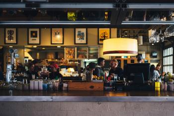 Contiene información sobre 12 locales con más de un siglo de historia