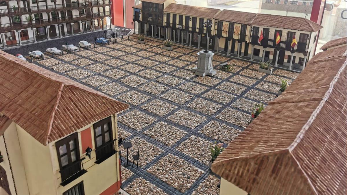 El vecino Ángel García ha hecho una maqueta de dos lugares emblemáticos