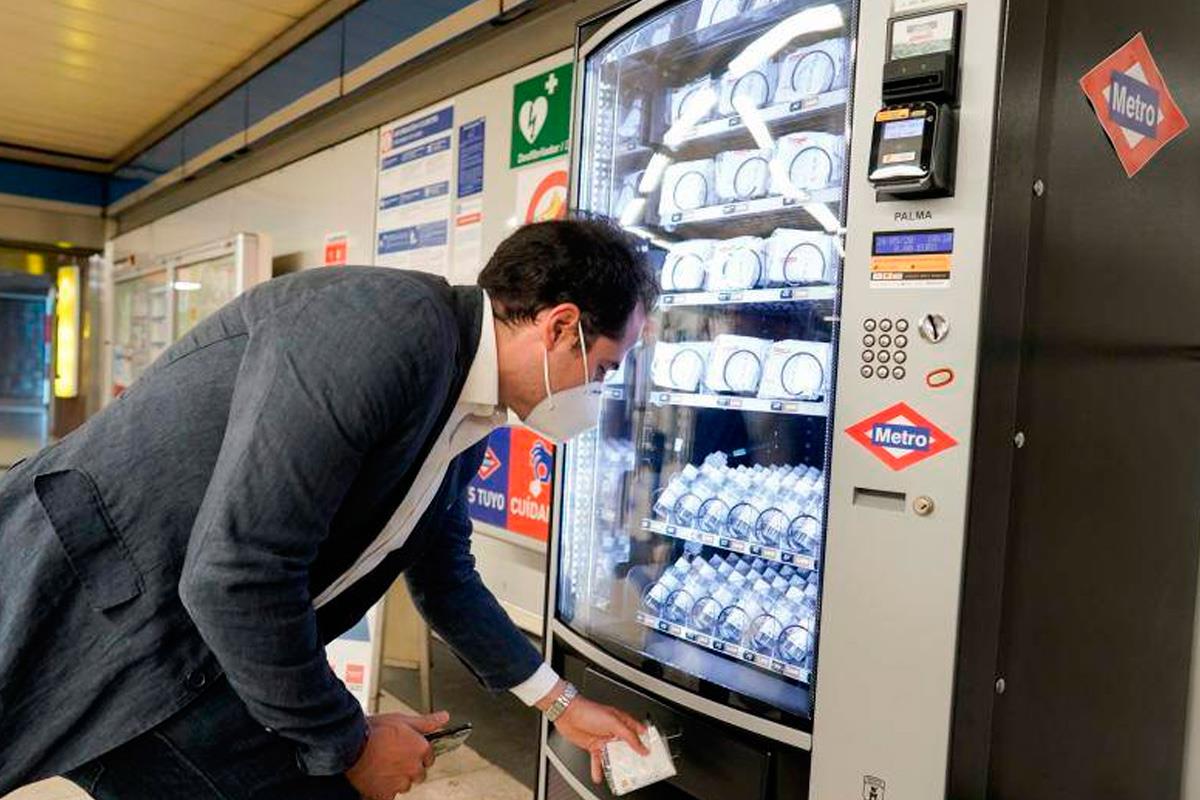 El suburbano ya cuenta con máquinas expendedoras para ofrecer protecciones a sus usuarios, entre las que destacan mascarillas con 10 usos por 3 euros