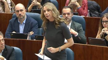 La portavoz del PSOE critica la concesión de la medalla a EE. UU. y acusa a Ayuso de "llevar a los madrileños al lado inmoral del mundo"