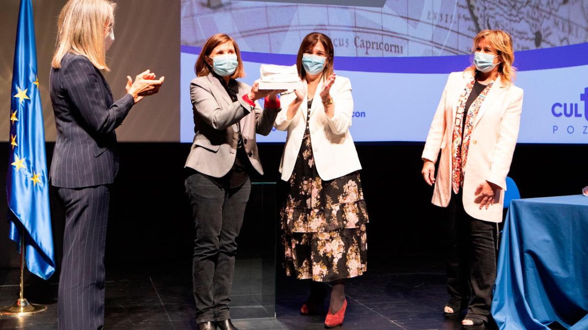 La alcaldesa ha entregado el galardón en el acto de clausura de la semana dedicada al género