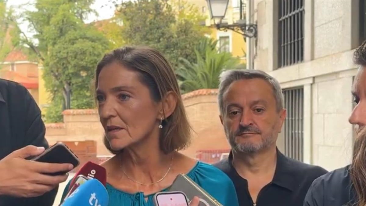 La portavoz del PSOE asegura estar "con los acampados de Sol"