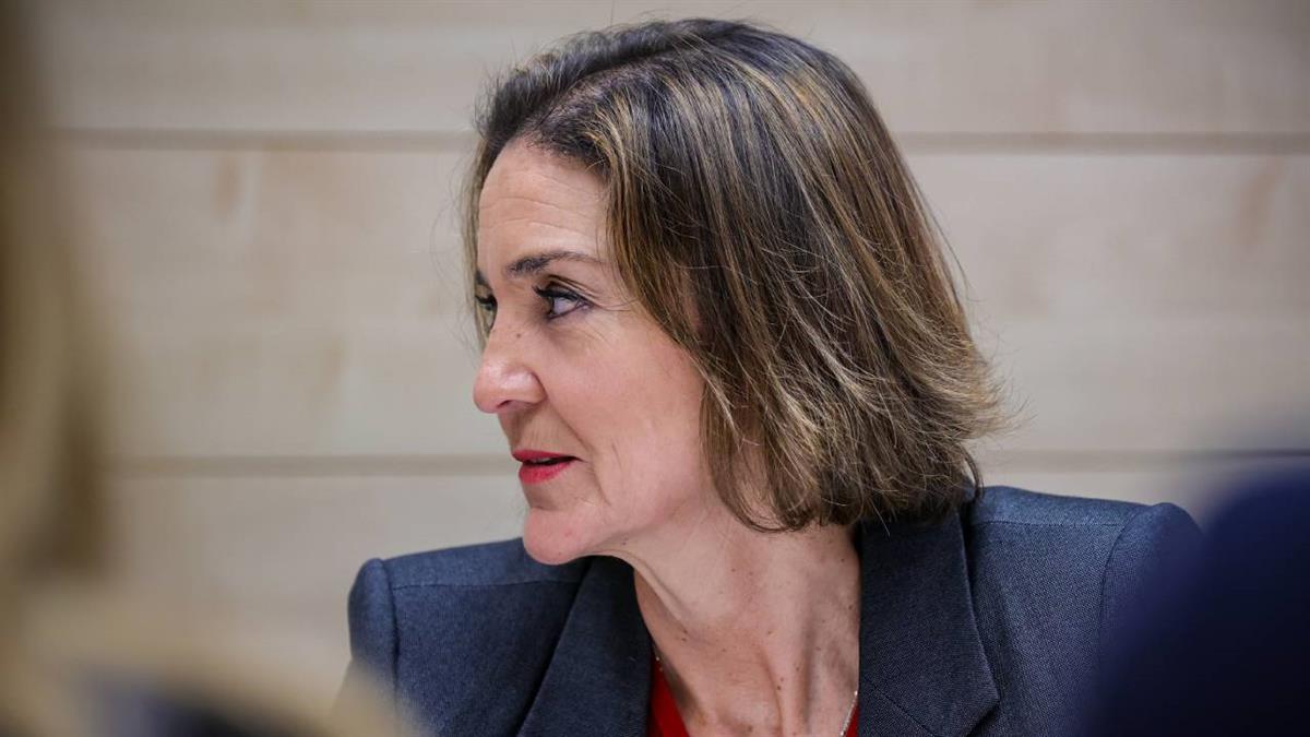 La portavoz socialista en la capital le acusa de ser "un alcalde subordinado que mira para otro lado"