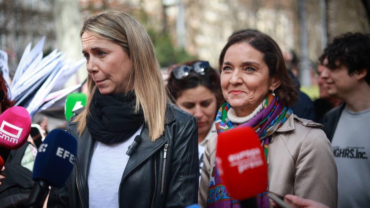 La portavoz del PSOE acude a la manifestación “Acabemos con el negocio de la vivienda”