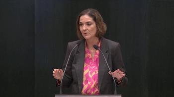 La portavoz del PSOE en la capital insiste en que "un alcalde no está para dividir a su ciudad, sino para coserla"