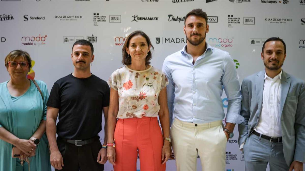 La portavoz del PSOE pide a Almeida que defienda a las personas LGTBI