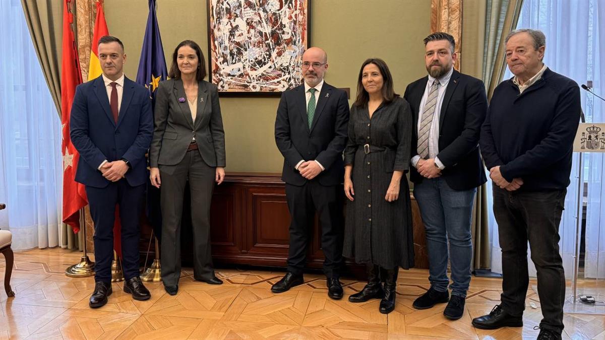 La portavoz del Partido Socialista asiste a la celebración en recuerdo a las víctimas organizado por la Delegación del Gobierno