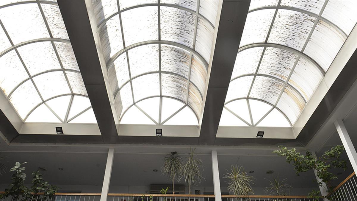 El objetivo es eliminar las filtraciones de agua en el patio central