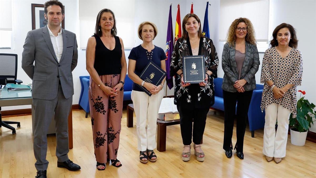 La alcaldesa ha firmado un convenio con la rectora del CEU
