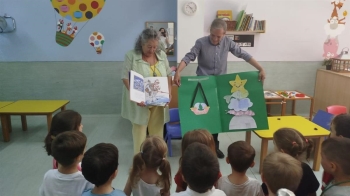 La iniciativa duplica su alcance este curso y lleva cuentos, canciones y juegos a escuelas infantiles y colegios de la ciudad