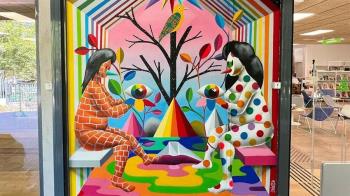 La biblioteca de San Fermín inaugura esta obra colectiva del artista Okuda San Miguel y su equipo que narra cómo los vecinos reivindicaron el espacio cultural 