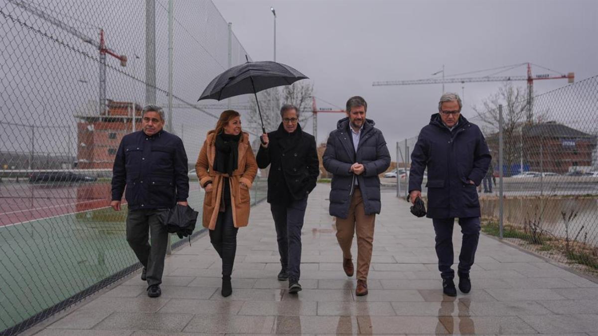 El nuevo complejo deportivo Ángel Carrizo cuenta con cuatro pistas y aparcamiento, entre otros