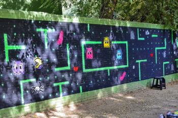 Integrantes del Curso Monitores de Ocio y Tiempo Libre finalizaron los trabajos creativos en la parte posterior de este edificio de Alcalá