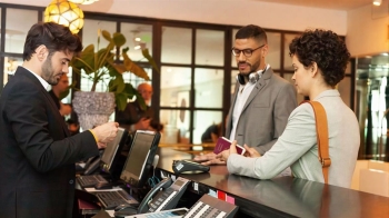 El sector suma 87.830 trabajadores más en un año y crece por encima del conjunto del mercado laboral, impulsado principalmente por la hostelería