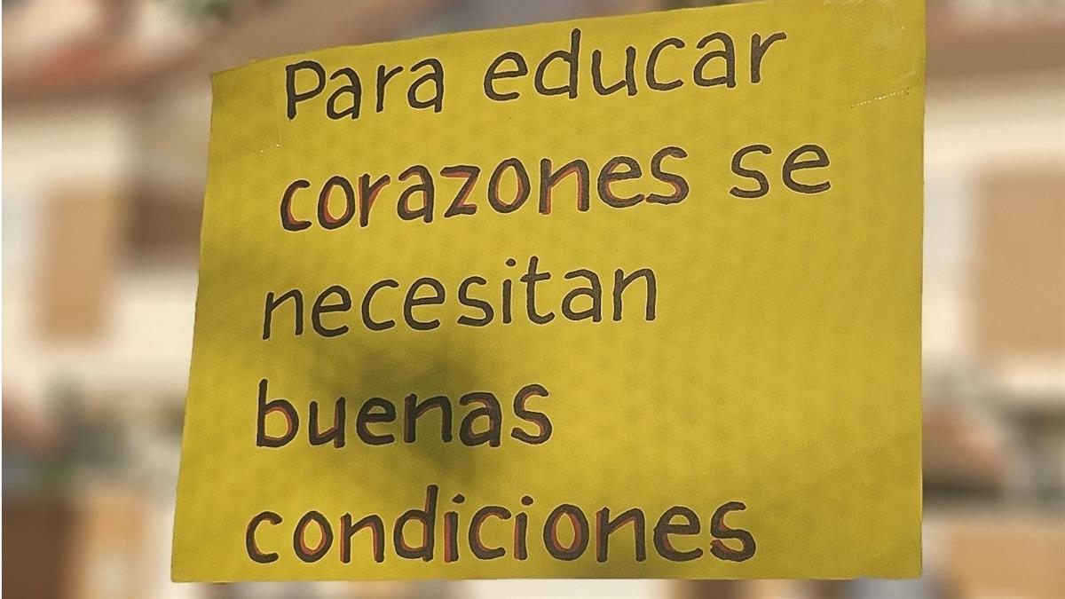 El partido respalda a las profesionales en su décimo día de paro y denuncia que el Ayuntamiento dificulta el derecho a huelga en los centros municipales