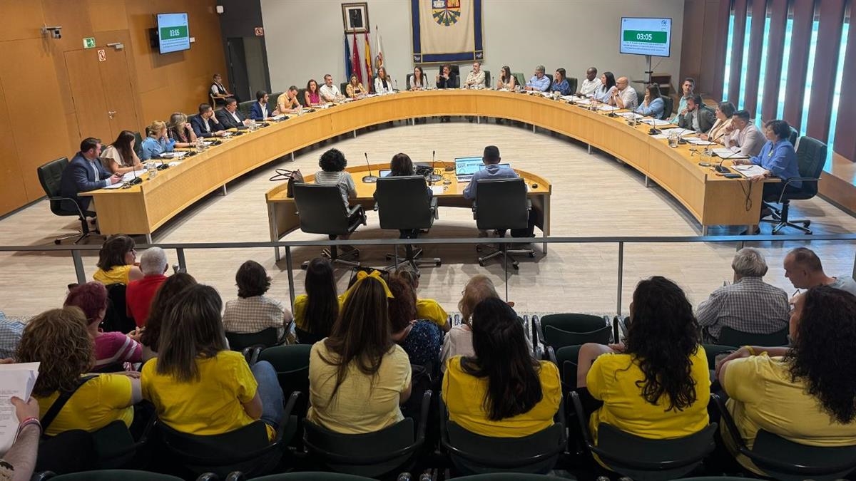 La formación critica el rechazo del Gobierno municipal a una moción que planteaba mejoras para las educadoras y la remunicipalización de los centros