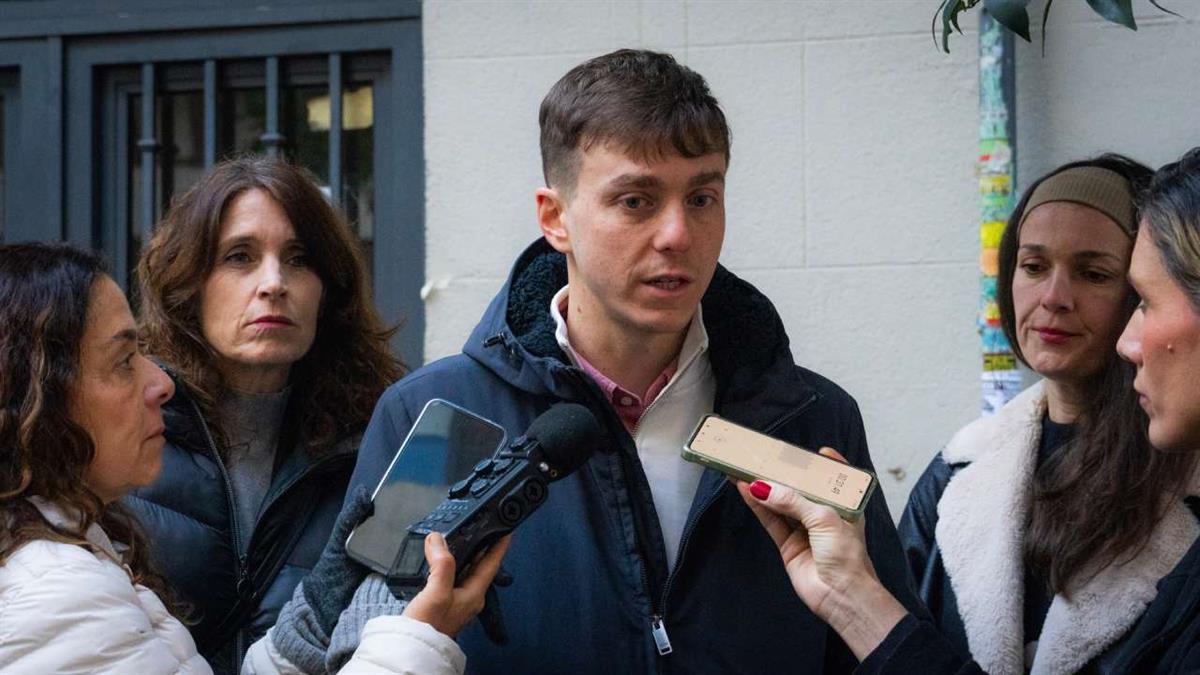 Eduardo Rubiño critica que Almeida se muestra “en contra de frenar las prácticas de expulsión vecinal”