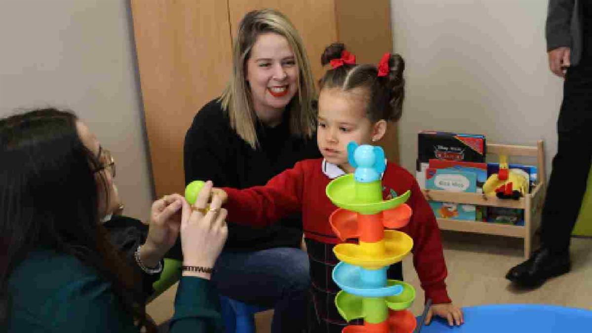 La formación denuncia que más de 1300 niños y niñas siguen en lista de espera con una media de seis meses para ser atendidos