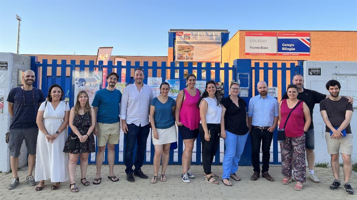 El diputado Antonio Sánchez se reunión con el AMPA del Yvonne Blake y la diputada Raquel Huerta con las familias del IES Jimena