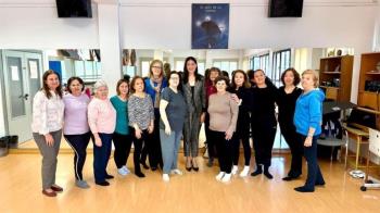 Mejora la movilidad, coordinación, expresión artística y equilibrio de los participantes