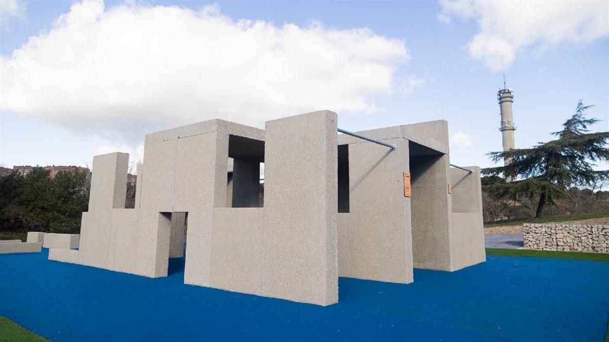 Frontón, tenis de mesa, petanca, fútbol sala, baloncesto, skate, parkour, gimnasio exterior y vóley playa, se pueden practicar en distintos puntos de la ciudad