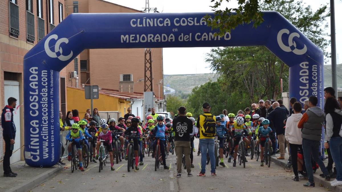 Participaron multitud de deportistas de todas las edades desde categorías de escuelas hasta cadetes y máster-70