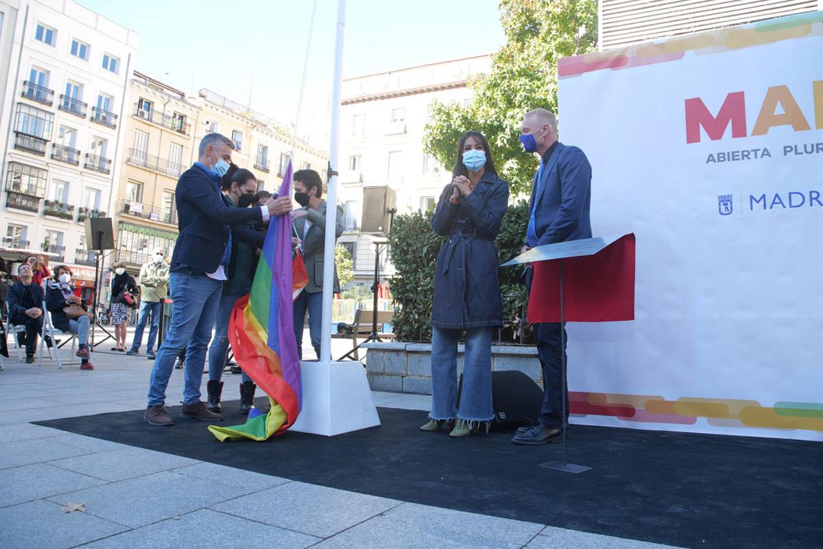 Villacís ha participado en el izado de la bandera en la plaza de Pedro Zerolo