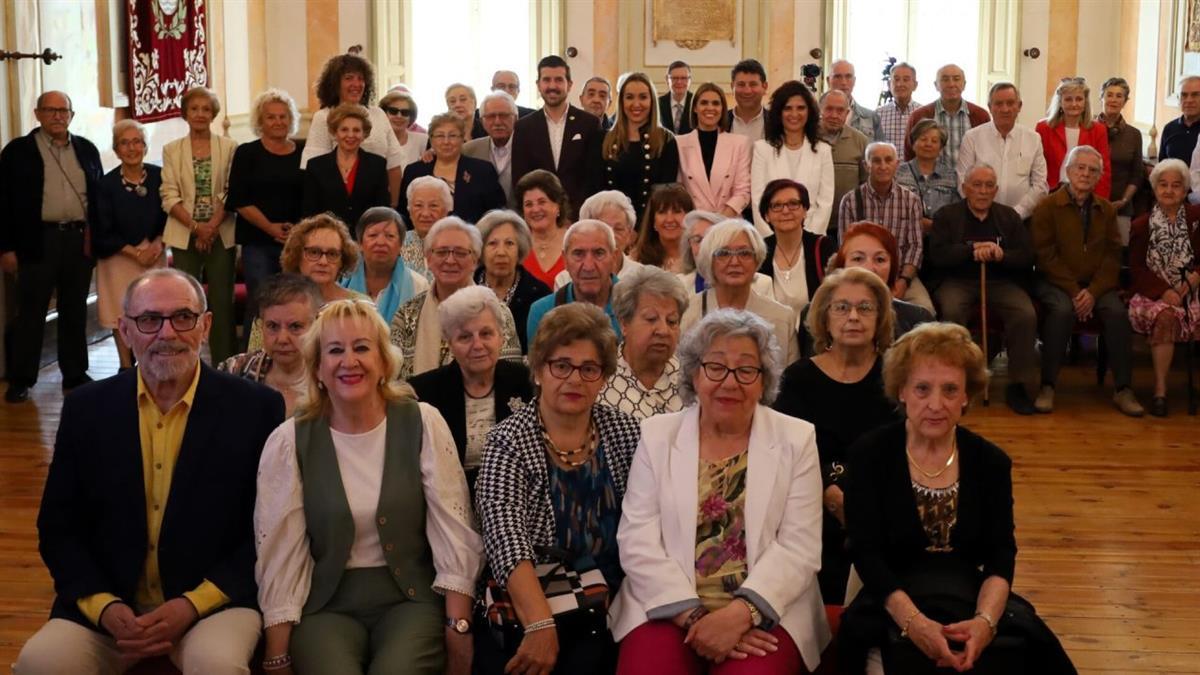 El Ayuntamiento homenajea a más de 60 voluntarios de los Centros de Mayores Municipales