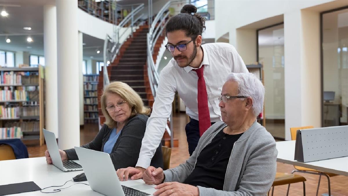 El Ayuntamiento continúa enseñando a las personas mayores a usar las nuevas tecnologías