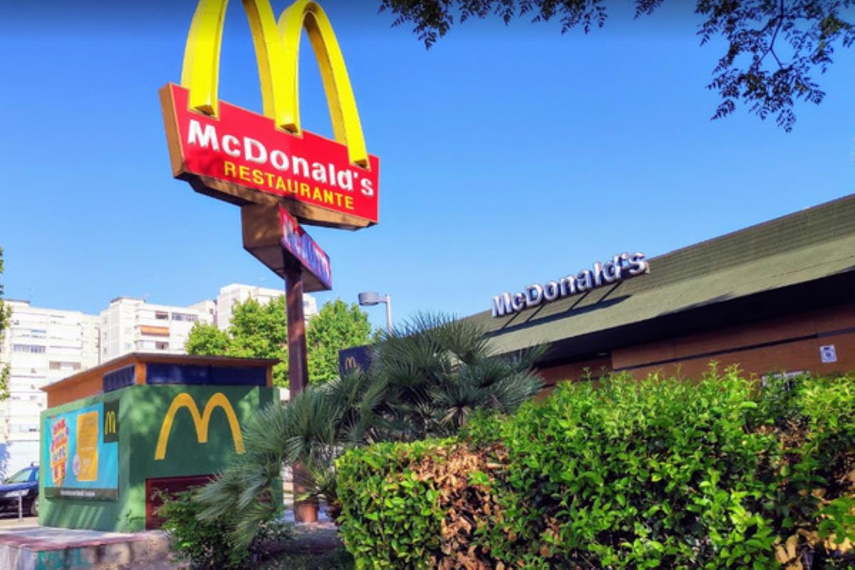 A partir de las 13:00 horas podrás recoger tu menú desde el coche o pedirlo a domicilio