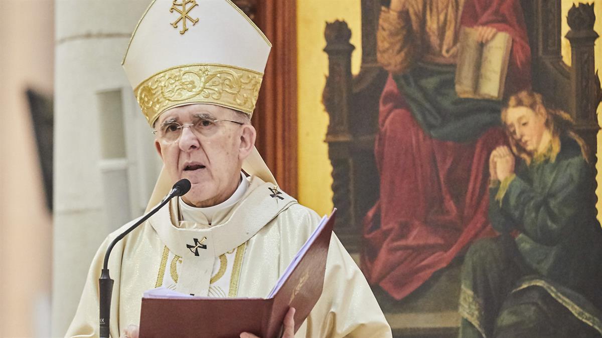 La Policía Municipal de Madrid condecora al cardenal de la capital antes de su marcha