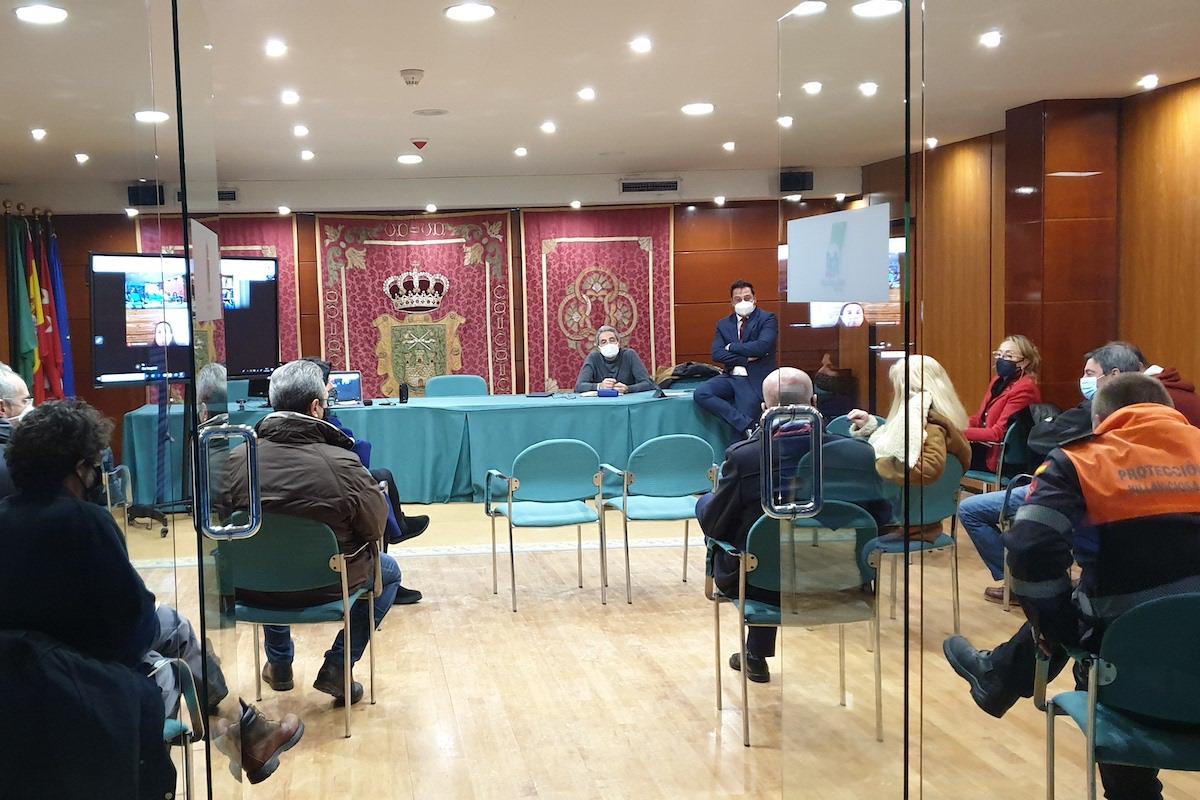 Reunión del equipo de gobierno, los partidos y los servicios municipales