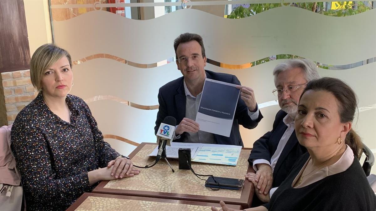 El candidato del PP a la alcaldía de Leganés, Miguel Ángel Recuenco, ha presentado el Plan de los populares para dinamizar el comercio local