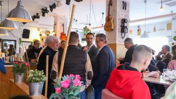 El líder socialista defiende que “los hijos de los camareros puedan ir a clases de inglés sin depender de sus propinas”. 