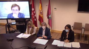 Autobuses gratis los días de alta contaminación o nombrar a Almudena Grandes hija predilecta son algunas 