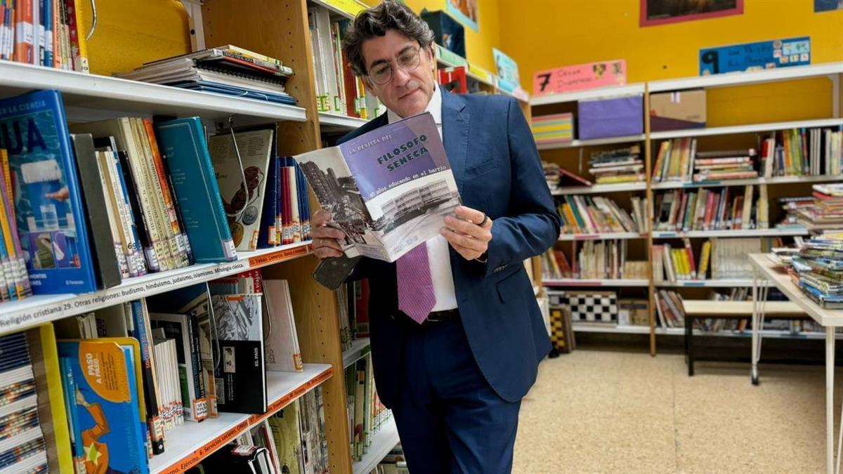 El concejal del distrito, David Pérez, ha anunciado el plan de obras de la junta municipal durante su visita al colegio Filósofo Séneca
