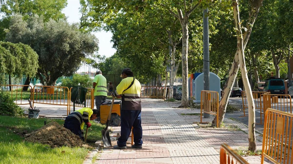 Une el barrio del Ensanche Sur y la zona escolar de la Avenida de las Retamas