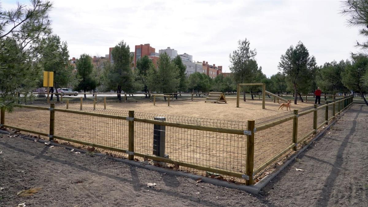 Para acondicionar caminos, parterres, zonas ajardinadas y áreas estanciales de las zonas verdes